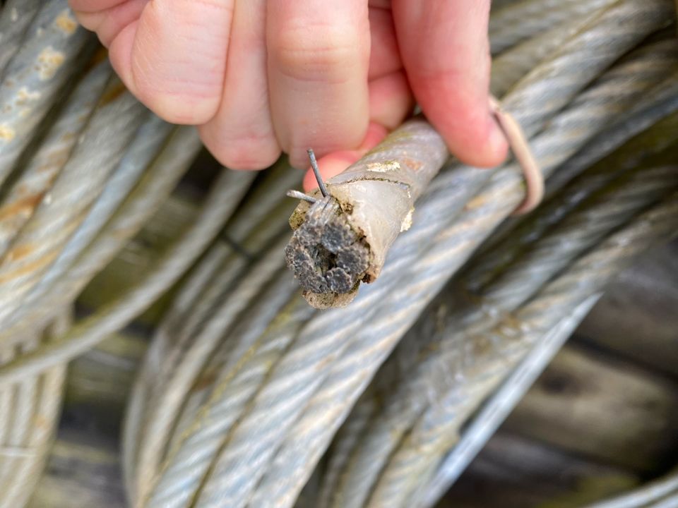 Plastifizierter Sicherheitskabel aus Brückengeländer in Winterspelt