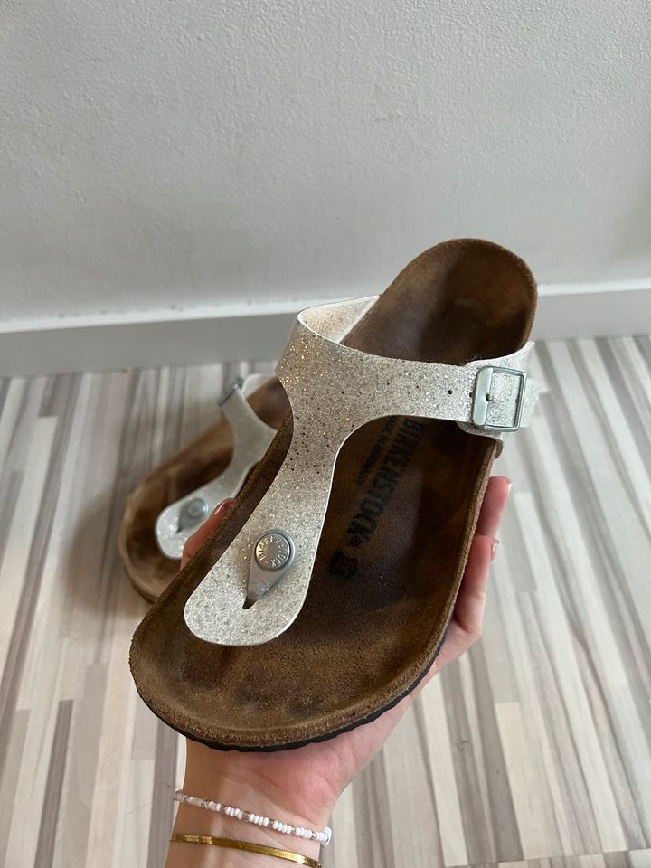 Birkenstock Gizeh Zehentrenner Schuhe 37 Silber Glitzer in Kassel