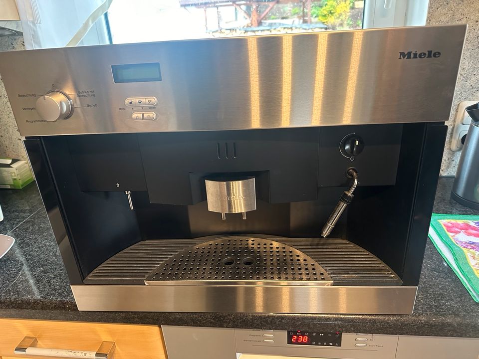 Miele Einbau-Kaffeevollautomat CVA 620-2 in Kirchen (Sieg)