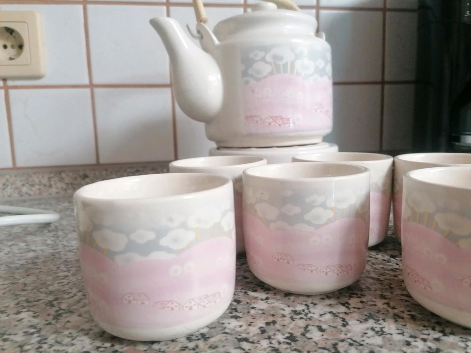 Teeservice - mit 6 Tassen und Stövchen zu verschenken in Rhauderfehn