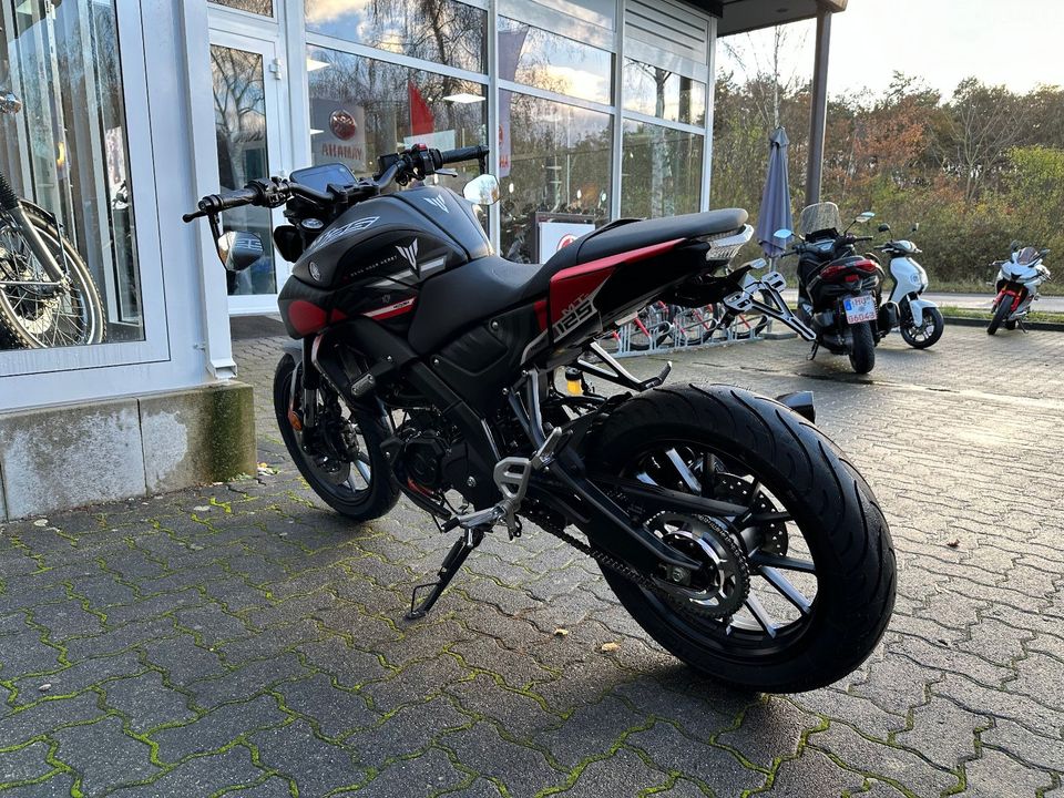 Yamaha MT-125 MT 125 Dark Side Akrapovic Zub. 2500.-€ in Hanau