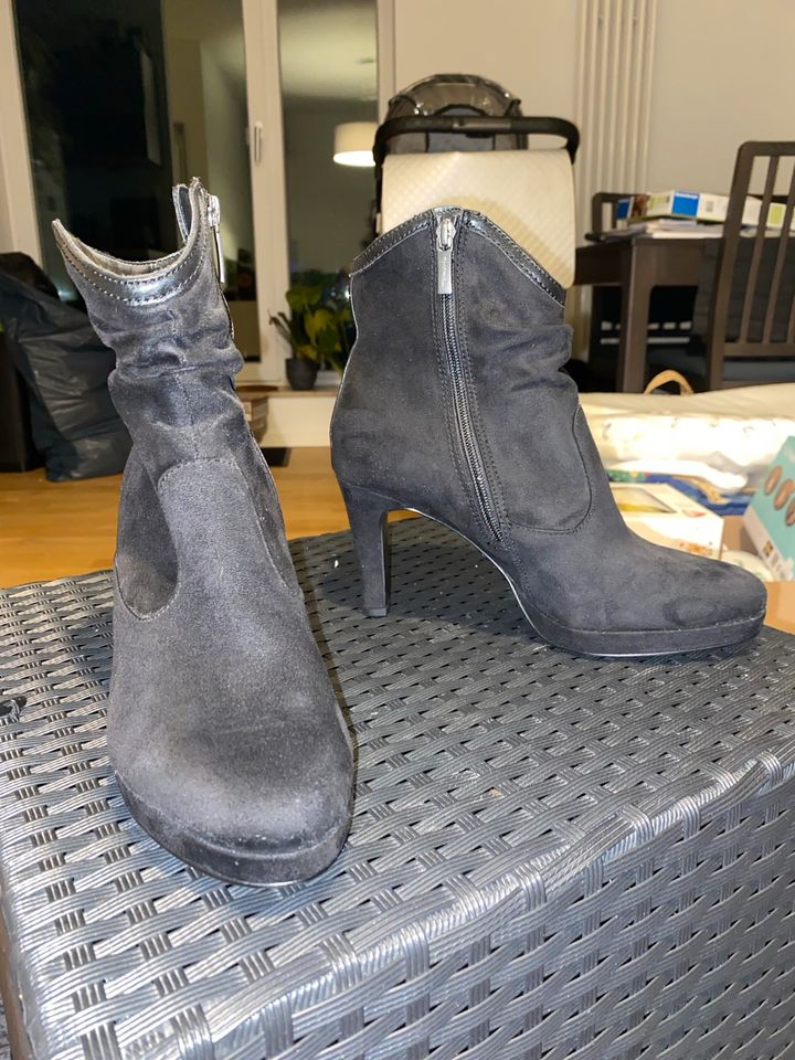 Tamaris Schuhe Stiefel Stiefeletten Absatz, Leder, schwarz 39 NEU in Berlin