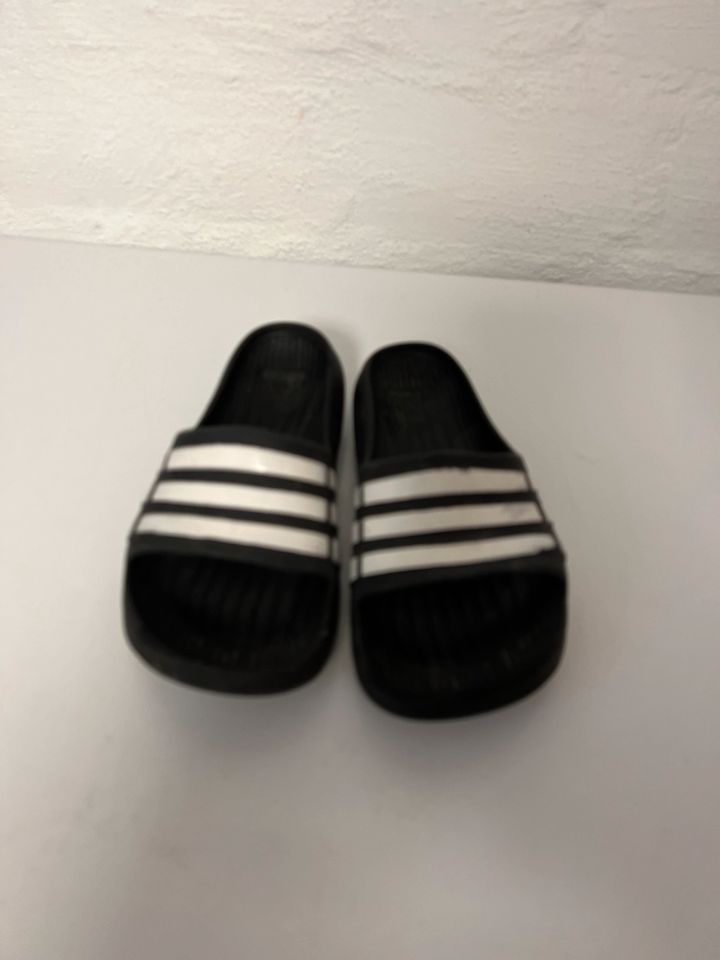 Adidas badelatschen k1  33 schwarz in Mönchengladbach