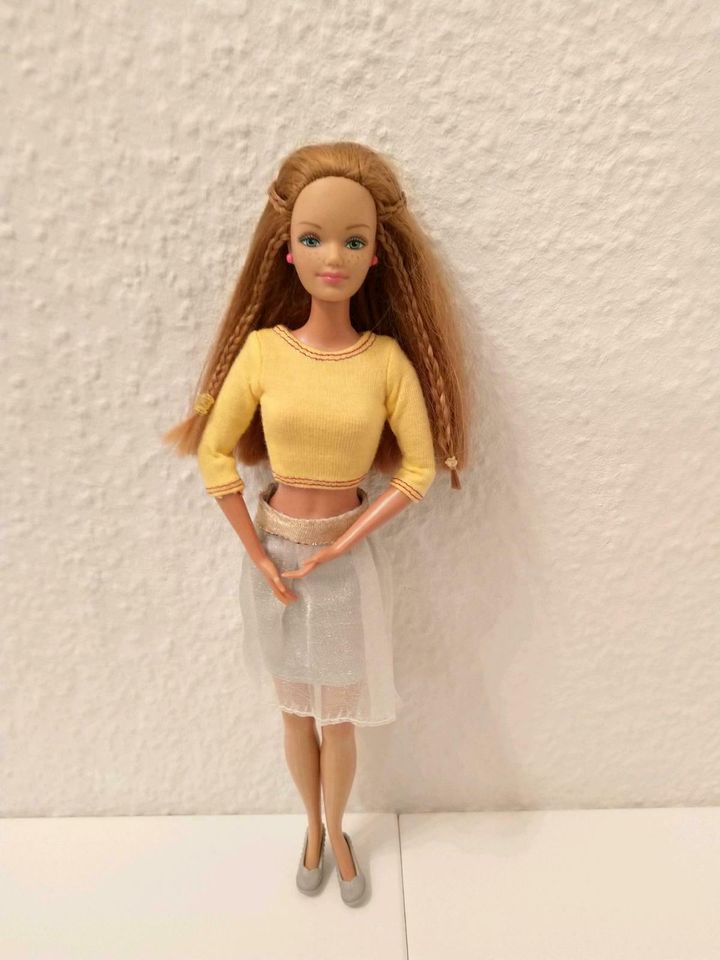 Barbie Anziesachen Klamotten Kleider 15 Pro Kleidung in Berlin