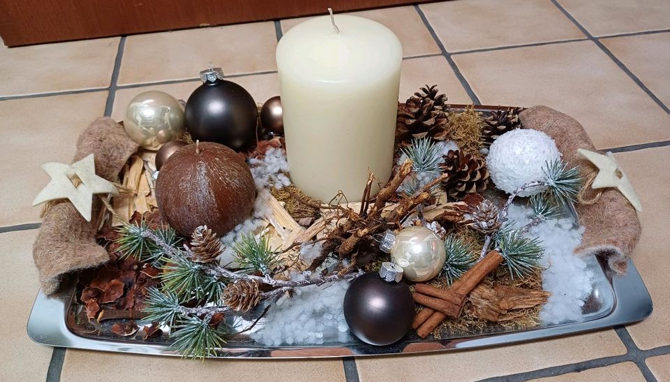 Advent, Gesteck, auf einem Tablett, 2 Kerzen, beige/braun in Oberhausen