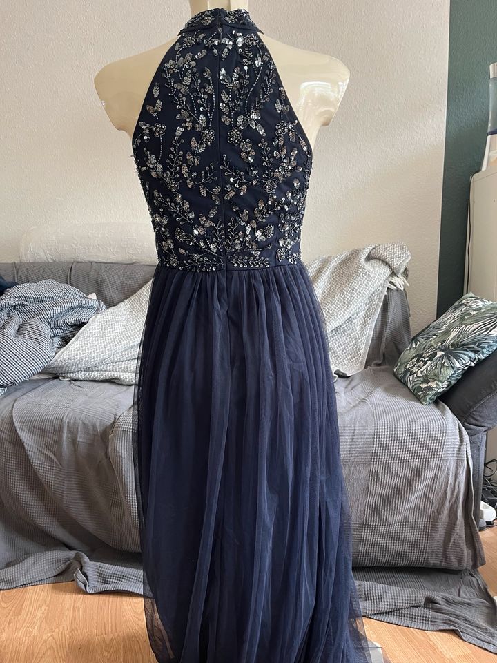 Dunkelblaues Abendkleid mit Perlen von Lace & Beads in Düsseldorf