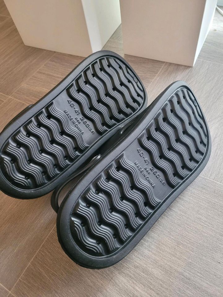 Crocs schwarz 40/41 in Achim