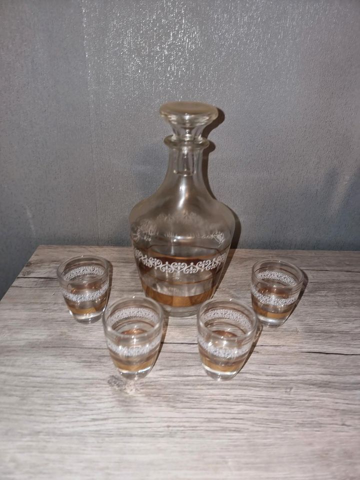 Kleine Glasflasche, Karaffe, 4 passende Gläser, Schnapsgläser in Dunzweiler
