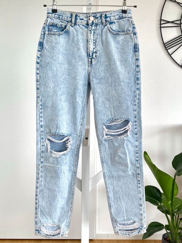 Pull&Bear Mom Jeans mit Rissen High Waist bleached hellblau in Freiburg im Breisgau