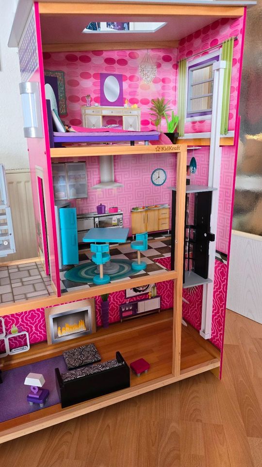 Kidkraft Holz-Puppenhaus für Barbies mit Möbeln und Zubehör in Großbeeren