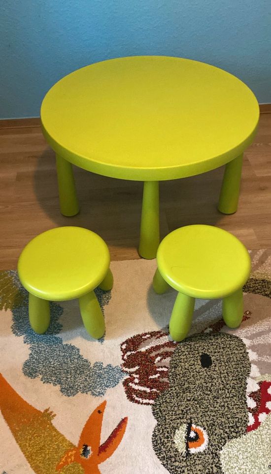 Ikea Mammut Kindertisch mit 2 Stühlen in Düsseldorf