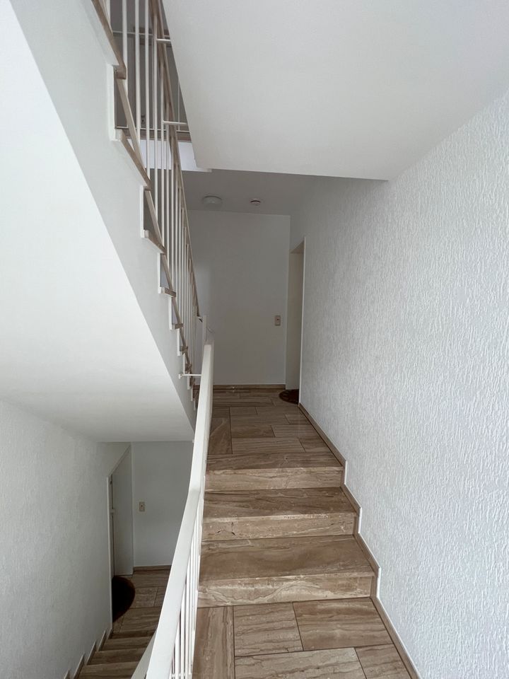 BONN BEUEL TOP 3-Zimmer Wohnung im 1.OG, ca. 90 m²  Wfl., Einbauküche, Balkon, Gäste-WC, Stellplatz. in Bonn