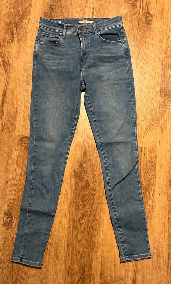 Levi's 720 High Rise Jeans hellblau W28 L30 in Hamburg