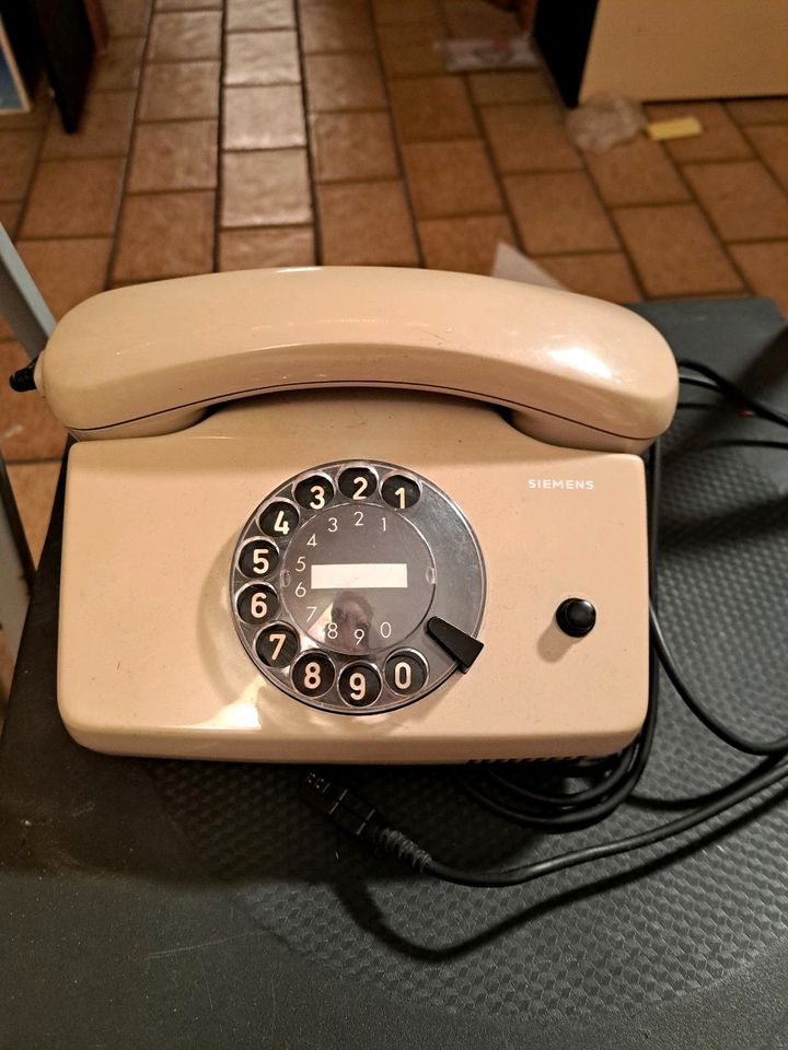 Alte Telefone mit Wählscheibe in Wülfrath