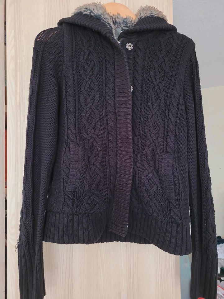 Pimkie Strickjacke in schwarz in Mannheim