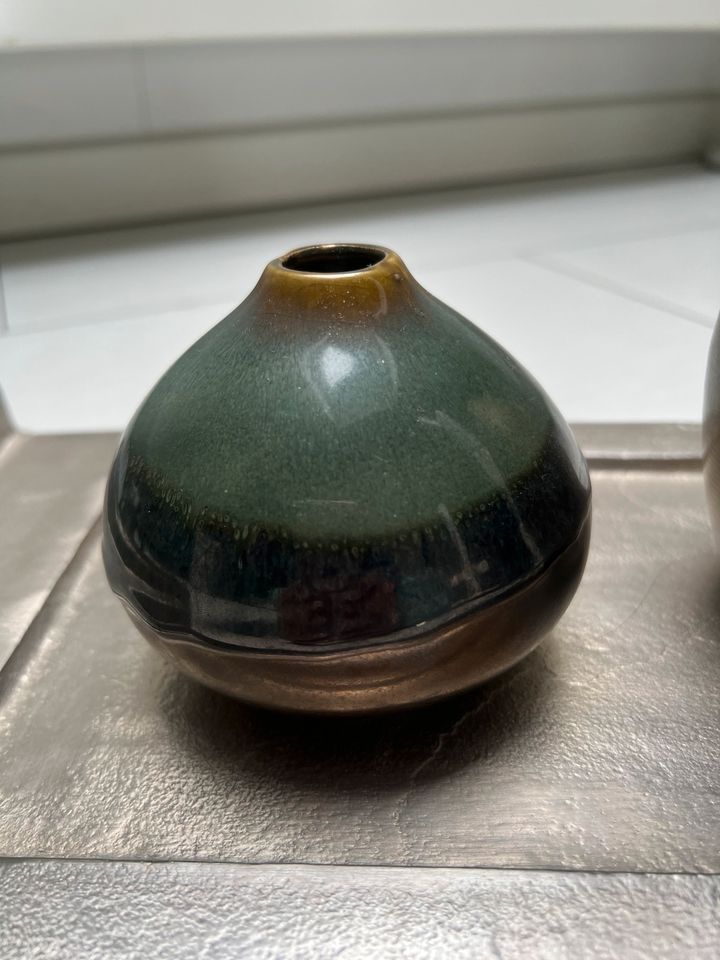 Tablett Metall mit kleinen Vasen in Walluf