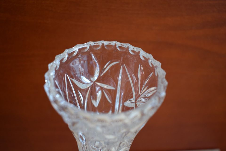 Alte schmale Vase auf Fuß echt Bleikristall, gezackter Rand in Langquaid