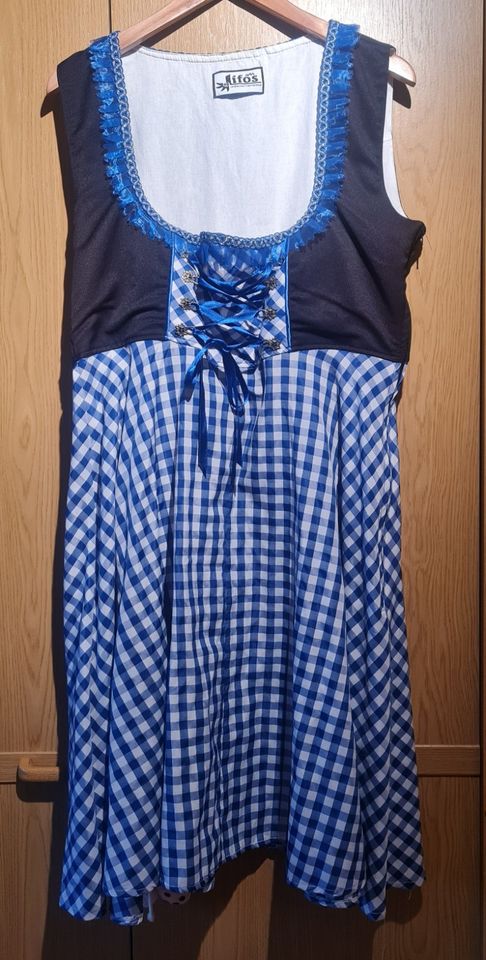 Blau-weiß kariertes Dirndl in Tettau