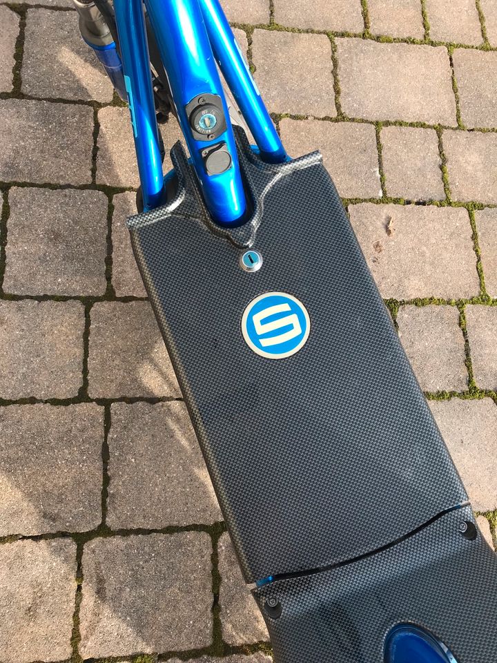 Kleiner e-Roller im schönen blau in Oberelsbach