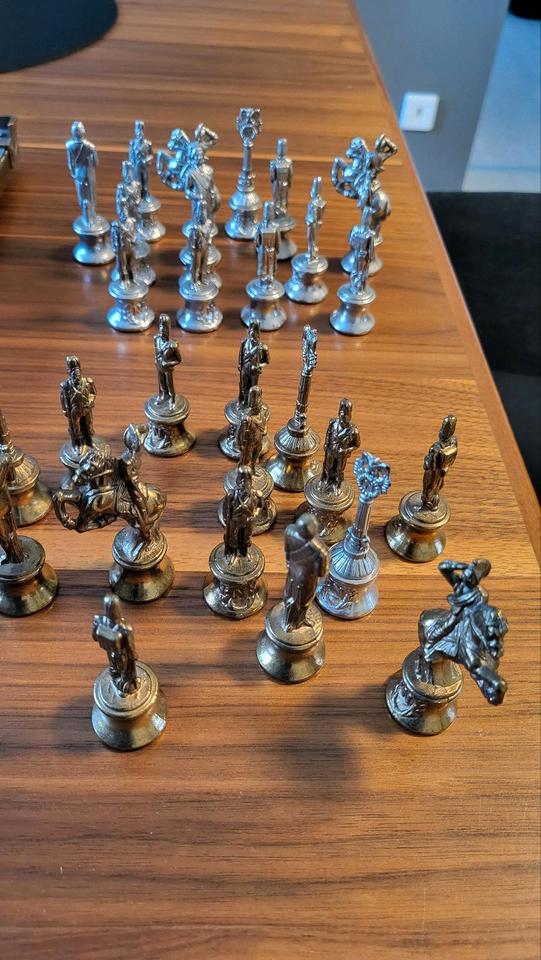 Griechisches Schachbrett mit Figuren Messing mit Verpackung in Offenburg