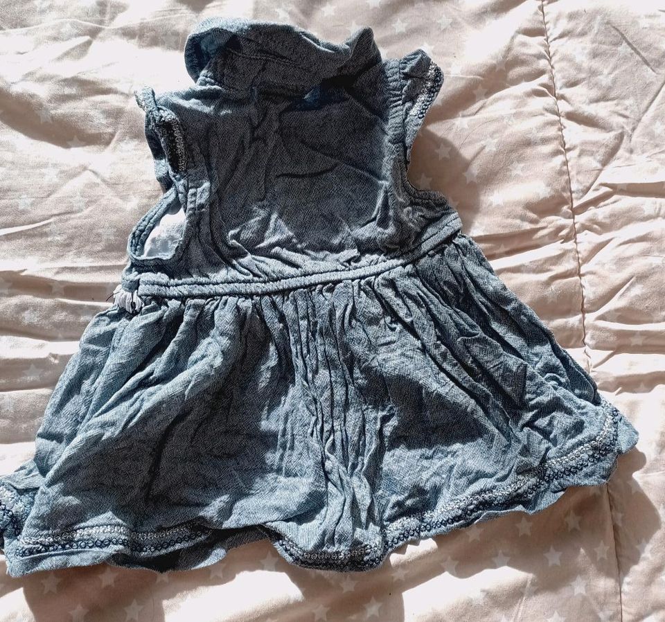 Baby Mädchen Kleid ärmellos Jeansfarben Calvin Klein Gr. 68 in Pattensen