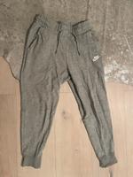Nike Hose Stoff Jogginghose Trainingshose Sport Damen grau S 36 Bayern - Münsing Vorschau