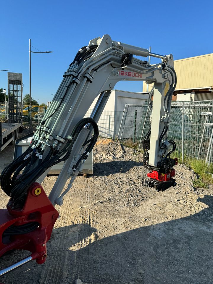 Takeuchi TB 225 V2 mit Tiltrotator und HS 03 in Möglingen 