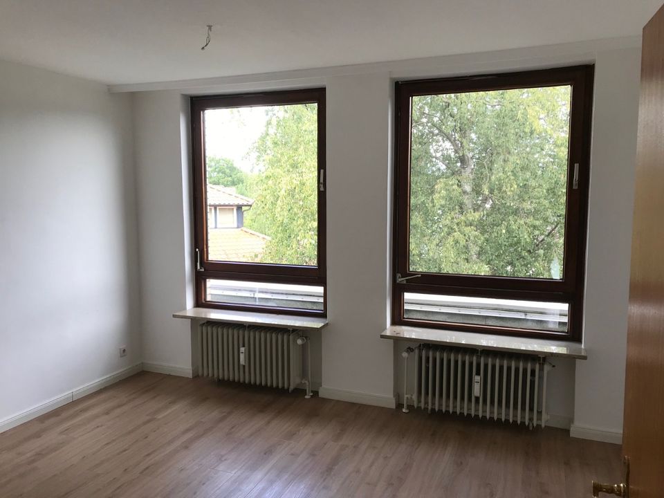 Familiengerechte 4-Zimmer-Penthouse-Wohnung mit Balkonterrasse in Hamburg