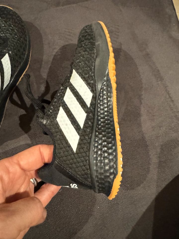 Adidas Hallenturnschuhe Gr 29 wie neu in Germaringen