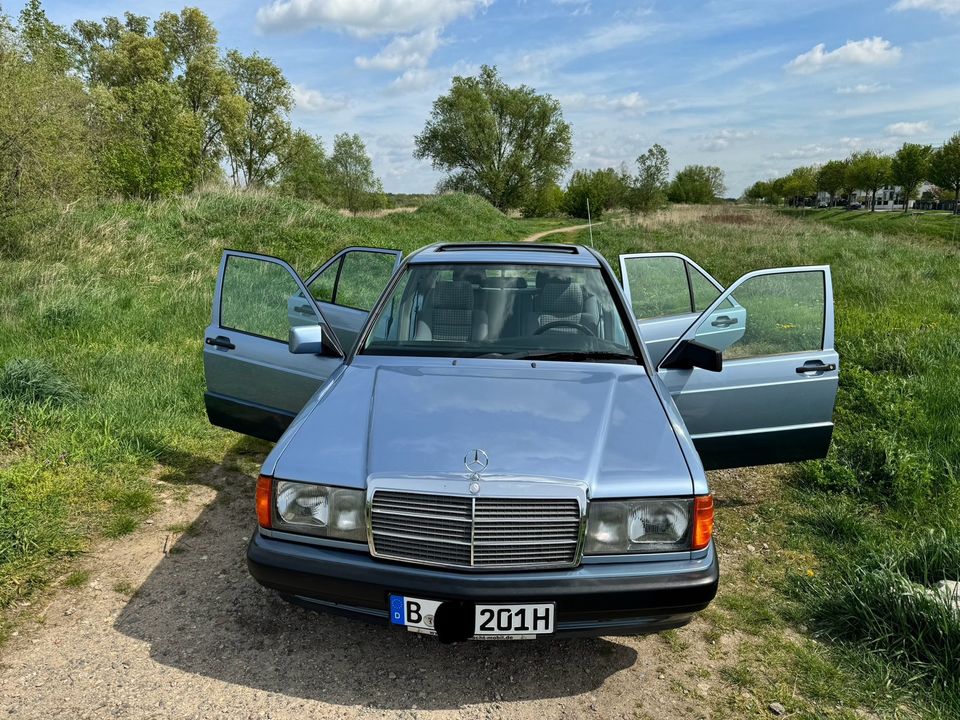 MERCEDES W201 OLDTIMER 190er Baby-Benz blau TOP in Berlin