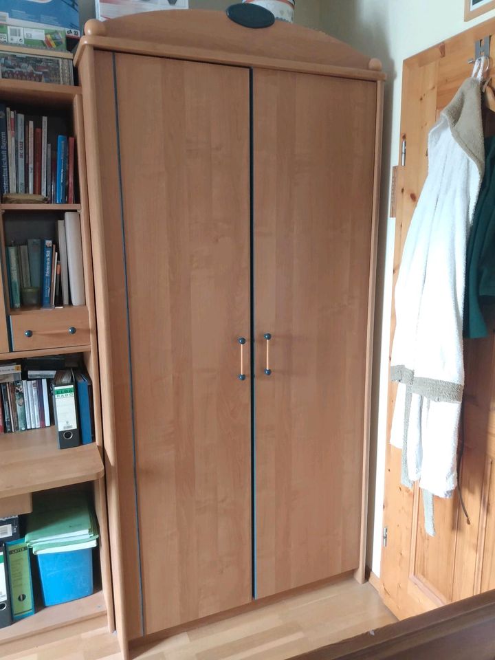 Jugendzimmer, Schlafzimmer, Bett , Schrank in Dietfurt an der Altmühl