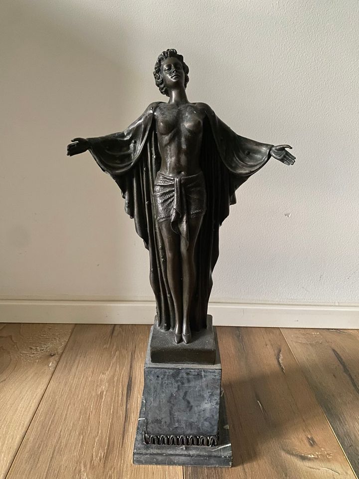Art Deco Bronze Akt Tänzerin von Chiparus auf Marmorsockel in Berlin