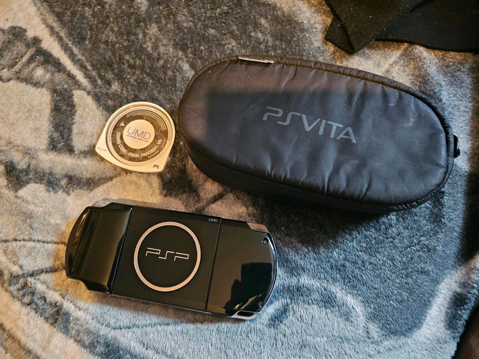PSP Konsole mit Spielen und einer Tasche in Bochum