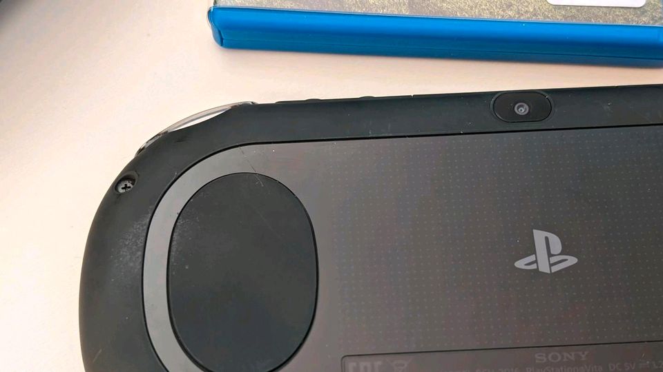 Sony PS Vita Slim 8GB schwarz mit Zubehör FIFA15 Tasche in Oldenburg