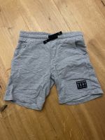 Sporthose Hose Shorts grau Gr 122 Nordrhein-Westfalen - Kerpen Vorschau