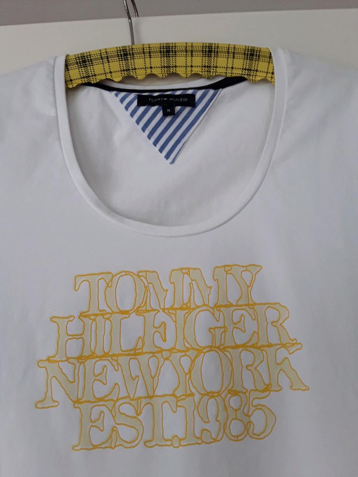 Schönes Tommy Hilfiger T-Shirt an in Ostrhauderfehn