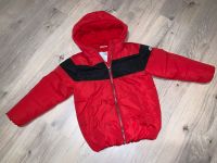 Jungen Jacke Gr. 122 rot weiß mit Kapuze Herbst Winter Niedersachsen - Langenhagen Vorschau