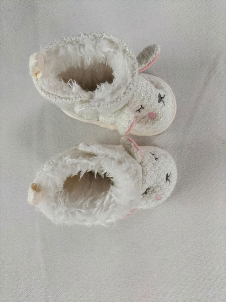 NEU Weiße Puschen, Schuhe Baby, Hase, Taufe 3-9 Monate in Nobitz