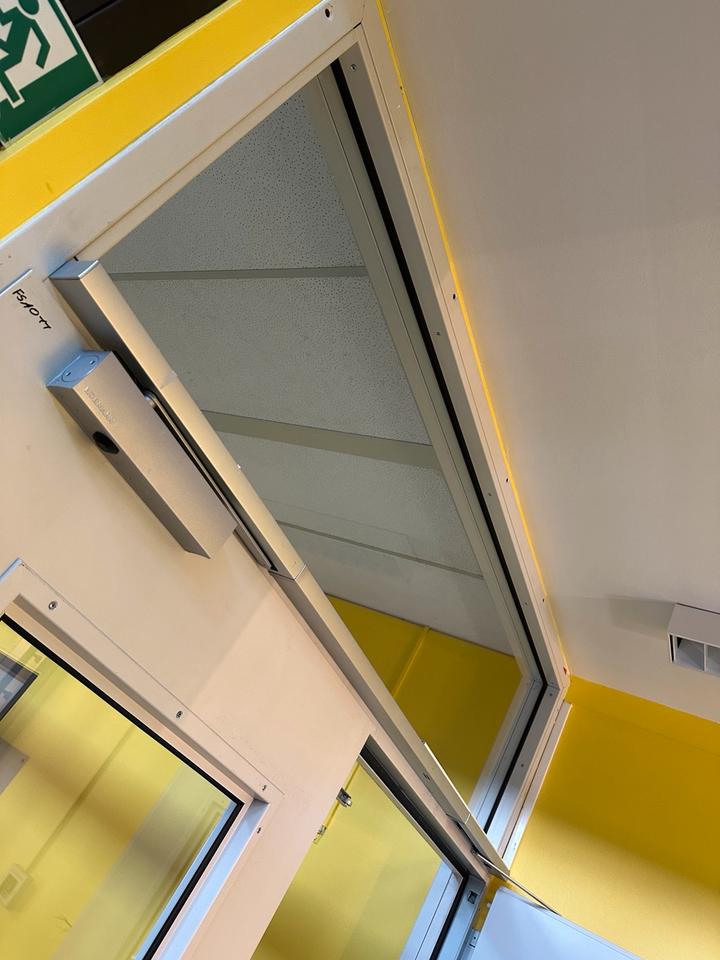 Hohe RS Rauchschutztür mit Oberlicht Stahl Glas Weiß Hörmann in Buxtehude