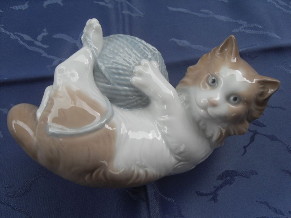 Nao by Lladro Porzellanfigur spielende Katze mit Wollknäuel in Essen