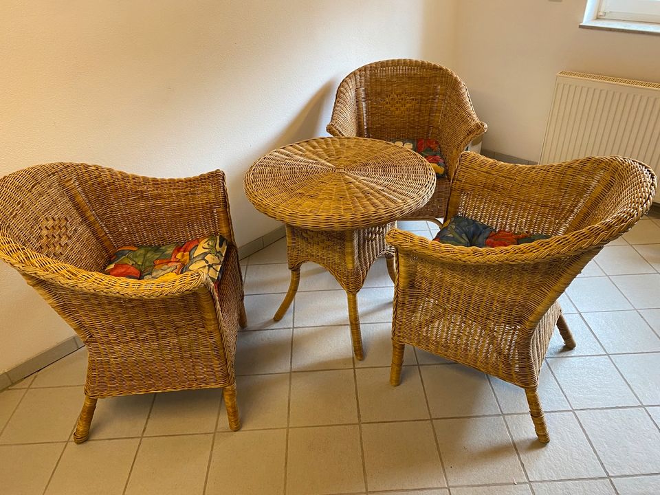 Rattangarnitur bestehend aus 3 Rattansesseln und passendem Tisch in Weissach im Tal