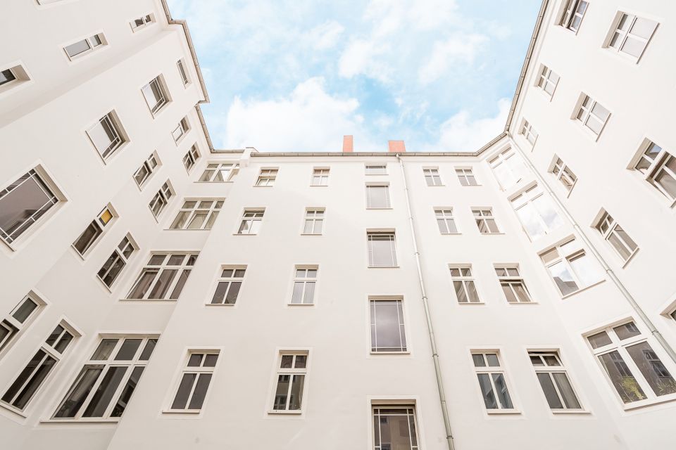 Vermietete Altbauwohnung mit 5 Zimmern, Balkon & Wannenbad nahe Revaler Straße in Berlin