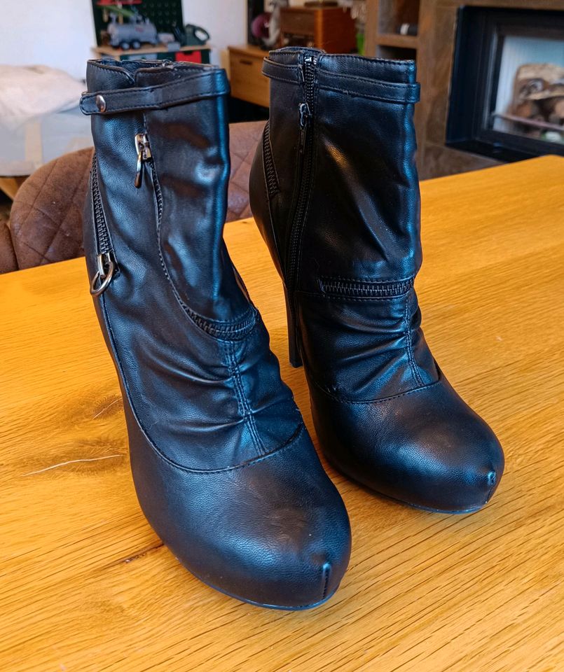 Mustang Stiefel Stiefelette High Heels Gr. 40 schwarz in Oberkrämer