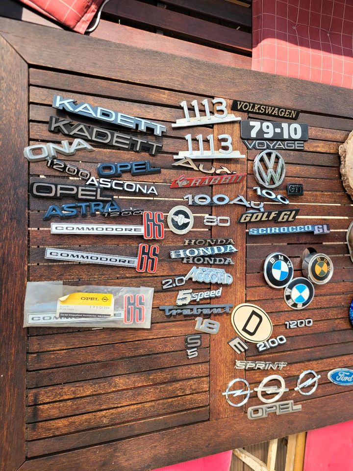 Diverse alte Fahrzeug Embleme Logos in Pappenheim
