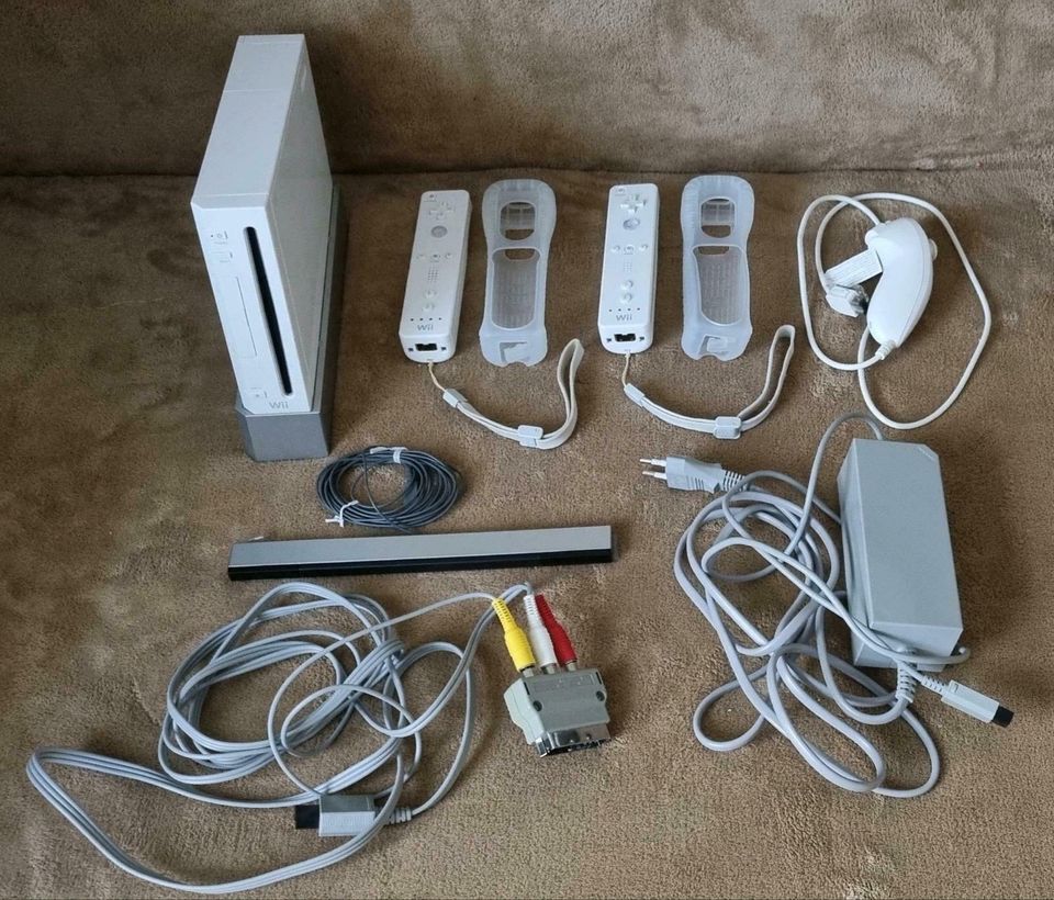 Wii Konsole, weiß mit original Wii -Tasche und viel Zubehör in Langenselbold