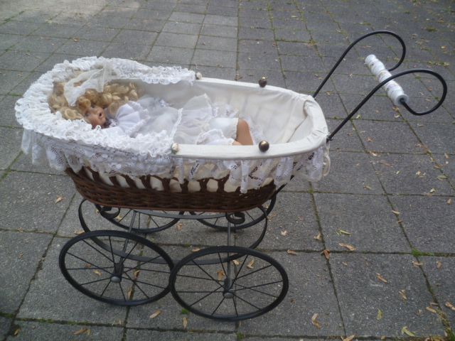 antiker Puppenwagen in Birkenheide