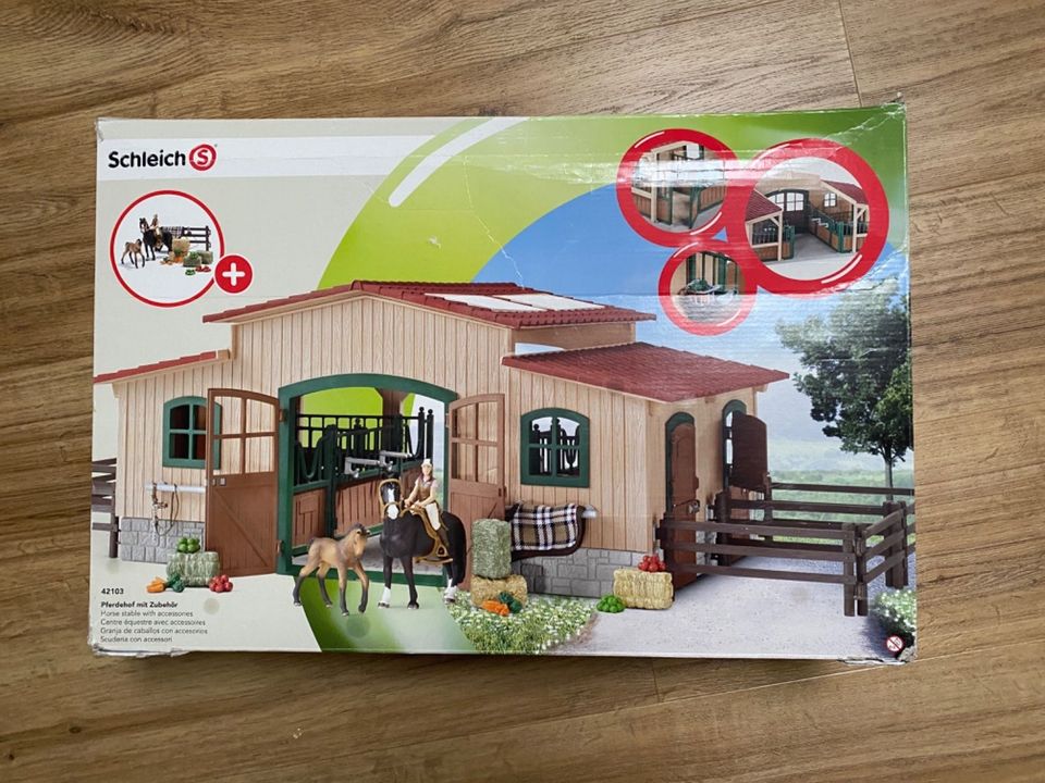 Schleich Pferdehof 42103 mit Zubehör gebraucht in Gersthofen