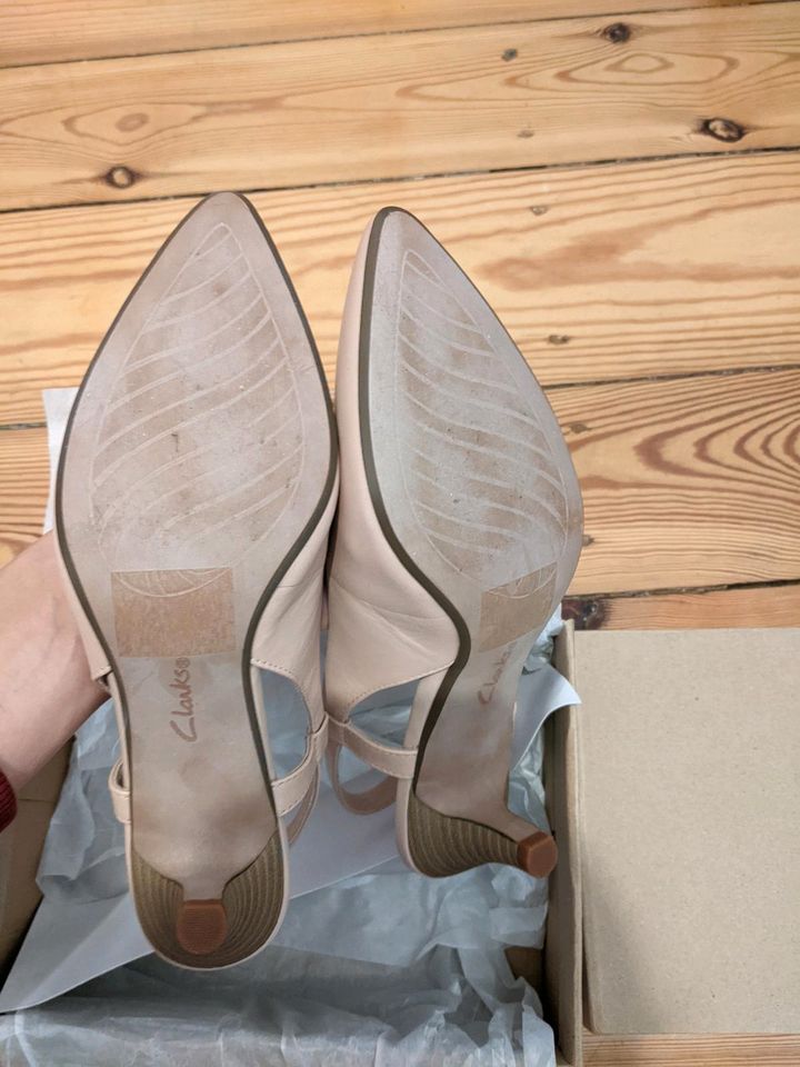 NEUE Clarks schicke edele beige Absätze in Berlin