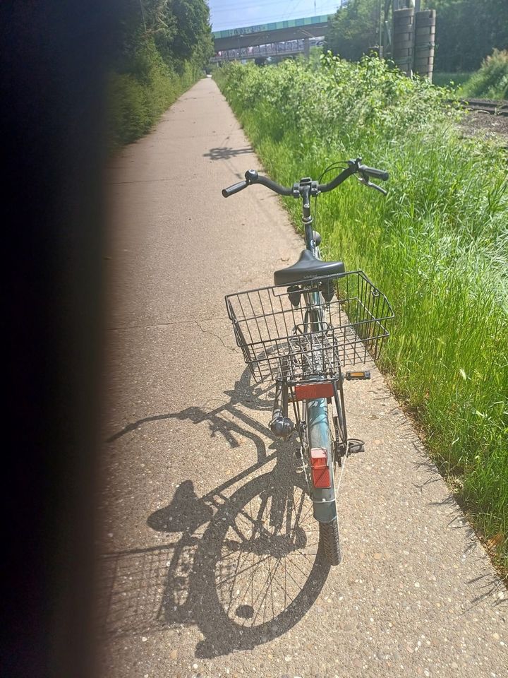 Fahrrad mit Korb in Frankfurt am Main