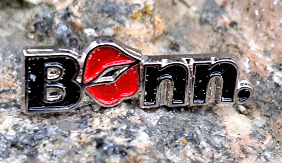 BONN mit Kussmund Pin Button Anstecker Souvenir 80er Jahre in Marktleuthen